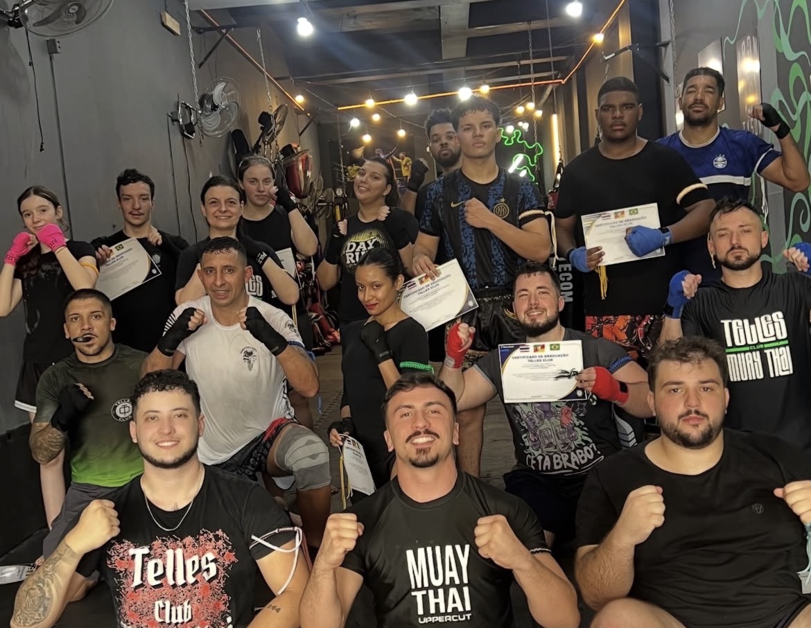 Turma da Telles Club reunida no tatame após treino